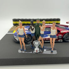 Charger l&#39;image dans la galerie, 4 Gridgirls und 1 Pilot in Farbe blau und weiss 1:24