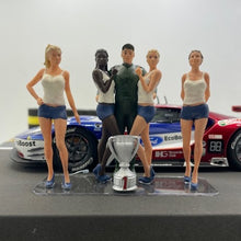 Laden Sie das Bild in den Galerie-Viewer, Gridgirls und Pilot in Farbe blau und weiss 1:24