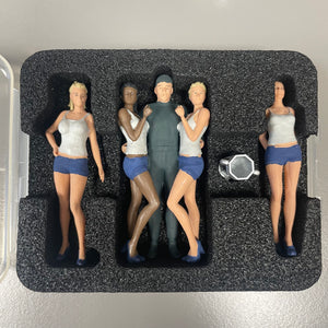 Figure di modellismo 1/32 dipinte a mano 1 pilota con 4 ragazze di griglia bianco-blu per piste da corsa