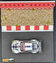 Carregar imagem no visualizador da galeria, Modellbau Reiffenstapel mit Curbs und Kiesbett