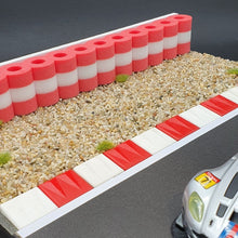 Cargar imagen en el visor de la galería, Diorama Modellbau mit Reifenstapel und Flex Curbs rot weiss