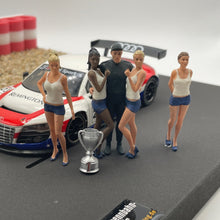 Cargar imagen en el visor de la galería, Modellbau Firguren Grid Girls Fahrer und Pokal