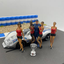 Charger l&#39;image dans la galerie, Diorama Gridgirls Fahrer 1/32 Modellbau RAS Rennbahnzubehör