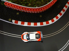 Cargar imagen en el visor de la galería, Diorama aus Vogelperspektive auf NSR Audi Remington #23 mit Reifenstapel und Flex Curbs