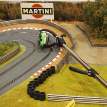 Laden Sie das Bild in den Galerie-Viewer, Modellbau Rennbahngreifer UK Slot Car Festival